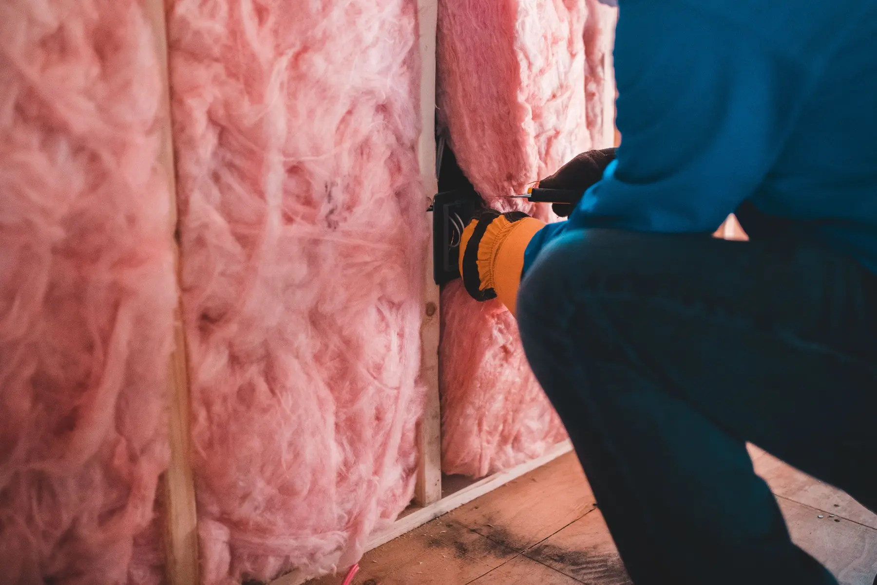 Vakmensen renoveren een woongebouw